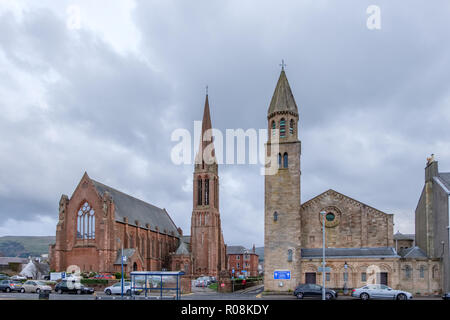 Largs, Schottland, UK - 31. Oktober 2018: Die Kirche von Schottland Kirchen von Clark Memorial auf der linken und der St John's auf der rechten Seite sowohl in gelegen Stockfoto