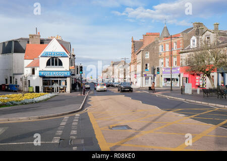 Largs, Schottland, UK - 31. Oktober 2018: Main Street largs West Blick in Richtung der Pierhead mit Kraftfahrzeugen Überfahren der Kreuzung während einer quie Stockfoto