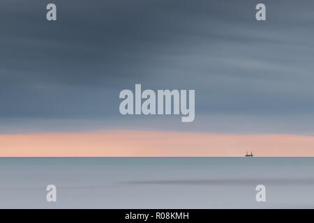 Cleveleys Beach in der Nähe von Blackpool mit off shore Rig am Horizont, Lancashire, England, Großbritannien Stockfoto