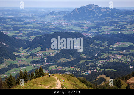 Ridge Wanderweg zwischen Gipfel Fellhorn und Söllerkopf, hinter Illertal, Oberstdorf, Oberallgäu, Allgäu, Bayern, Deutschland Stockfoto