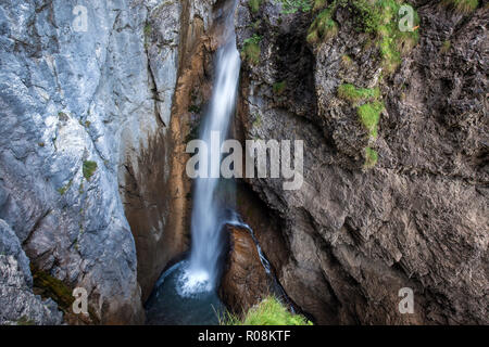 Wasserfall in der Nähe von Hölltobel Gerstruben, Dietersbachtal, Oberstdorf, Oberallgäu, Allgäu, Bayern, Deutschland Stockfoto