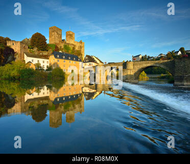 Burg und Stadt Runkel mit mittelalterlichen Steinernen Brücke, Reflexion in der Lahn mit Wehr, Morgenlicht, Runkel, Hessen, Deutschland Stockfoto