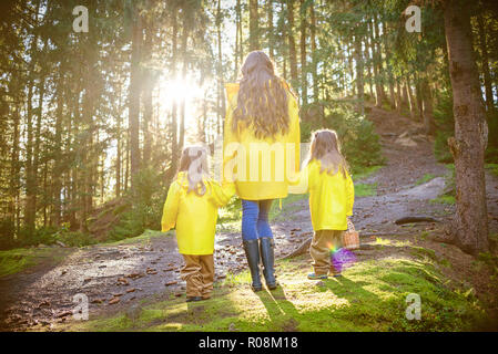 Mutter und Kinder gingen in den Wald nach Pilzen. Alles in gelben Jacken. Der Ukraine, den Karpaten. September 25, 2018. Stockfoto