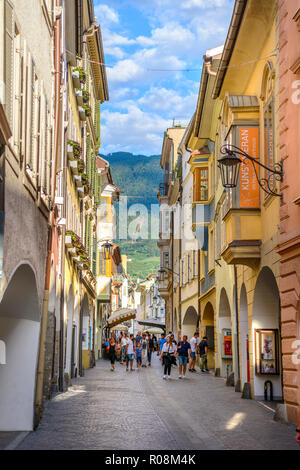 Laubengasse, Via Portici in der Altstadt von Meran, Südtirol, Trentino, Italien Stockfoto