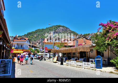 Dalyan, Türkei - 7. Juli 2018: Street View in Dalyan, Türkei, mit Blick auf die Berge im Hintergrund. Stockfoto