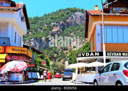 Dalyan, Türkei - 7. Juli 2018: Street View in Dalyan, Türkei, mit Blick auf die Berge im Hintergrund. Stockfoto