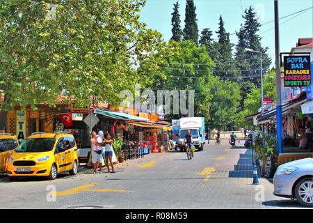 Dalyan, Türkei - 12. Juli 2018: Blick auf eine Straße in Dalyan Stadt. Stockfoto