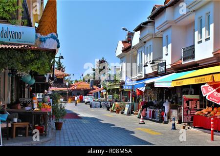 Dalyan, Türkei - 12. Juli 2018: Blick auf eine Straße in Dalyan Stadt. Stockfoto