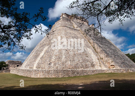 Die Pyramide des Zauberers (Piramide del Adivino), einer Mesoamerikanischen Stufenpyramide in der präkolumbische Stadt Uxmal, Mexiko. Stockfoto