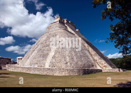 Die Pyramide des Zauberers (Piramide del Adivino), einer Mesoamerikanischen Stufenpyramide in der präkolumbische Stadt Uxmal, Mexiko. Stockfoto