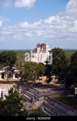 Die Mayaruinen von Uxmal, mit der Pyramide des Zauberers (Piramide del Adivino), von der Großen Pyramide, Uxmal, Mexiko gesehen. Stockfoto