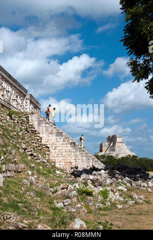 Steile Stufen führen hinauf zu Governor's Palace, mit der Pyramide des Zauberers im Hintergrund, Uxmal, Yucatan, Mexiko. Stockfoto