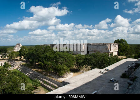 The Governor's Palace, gesehen von der Großen Pyramide, an der Maya Ruinen von Uxmal, Yucatan, Mexiko. Stockfoto