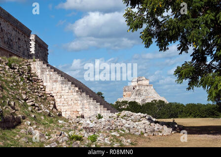 Steile Stufen führen hinauf zu Governor's Palace, mit der Pyramide des Zauberers im Hintergrund, Uxmal, Yucatan, Mexiko. Stockfoto