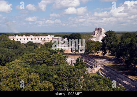 Die Mayaruinen von Uxmal, mit der Pyramide des Zauberers (Piramide del Adivino), von der Großen Pyramide, Uxmal, Mexiko gesehen. Stockfoto