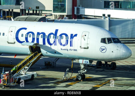 Flughafen Palma de Mallorca, Gepäcktreppe zum Hochladen von Gepäcktaschen Koffern, Spanien Travel Boeing 757-300, Condor, Spanien, Europa Stockfoto