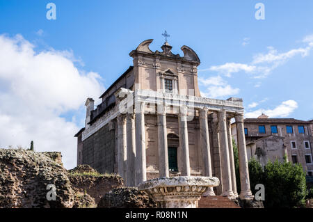 Der Tempel des Antoninus und der Faustina, alte römische Tempel in Rom, angepasst als Römisch-katholische Kirche, nämlich die Chiesa di San Lorenzo. Stockfoto