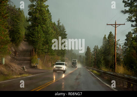 Regenzeit nasse Straße in der Nähe von Flathead Lake, Montana Stockfoto