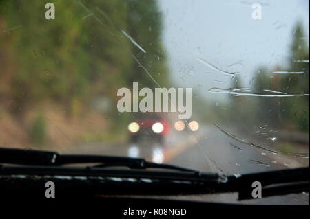 Fahren im regnerischen Wetter in der Nähe von Flathead Lake, Montana Stockfoto