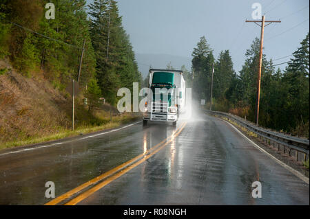 Lkw Fahren auf Regen nasser Fahrbahn in der Nähe von Flathead Lake, Montana Stockfoto