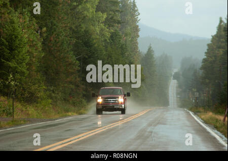 Lkw Fahren an einem regnerischen nasse Straße in der Nähe von Flathead Lake, Montana Stockfoto