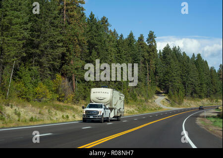 Travel Trailer auf der Straße in Montana Stockfoto