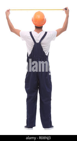 Im vollen Wachstum. Junge Builder mit gelbem Maßband. auf weißem Hintergrund Stockfoto