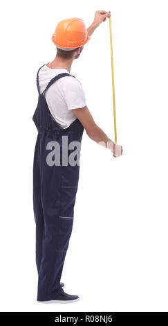 Im vollen Wachstum. Junge Builder mit gelbem Maßband. auf weißem Hintergrund Stockfoto