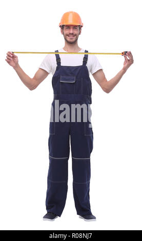 Im vollen Wachstum. Junge Builder mit gelbem Maßband. auf weißem Hintergrund Stockfoto