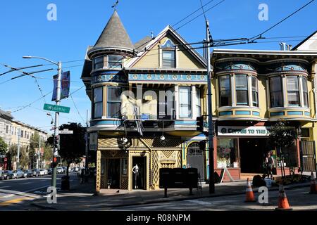 Ecke der Freimaurer und Haight, in die Haight Ashbury District, San Francisco, Kalifornien, USA; Geschäfte und traditionelle Architektur. Stockfoto