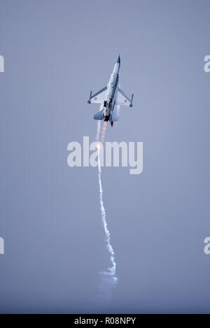 Uppsala, Uppsala län/Schweden - 08/25/2018: Die dänische F-16 Fighting Falcon von Lockheed Martin in Aktion bei der Schwedischen Luftstreitkräfte showday in Uppsala Stockfoto