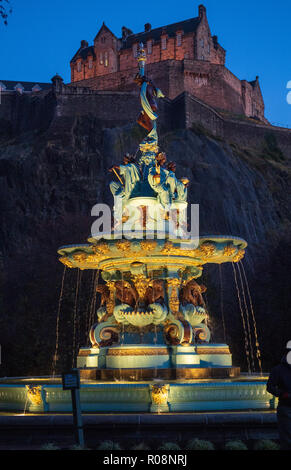 Zur sofortigen Veröffentlichung: Donnerstag, 1.. November 2018 NEUE BELEUCHTUNG HIGHLIGHTS ROSS FOUNTAIN BEI NACHT THE Ross Fountain in Stockfoto