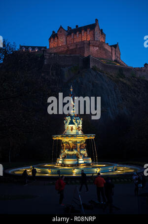 Zur sofortigen Veröffentlichung: Donnerstag, 1.. November 2018 NEUE BELEUCHTUNG HIGHLIGHTS ROSS FOUNTAIN BEI NACHT THE Ross Fountain in Stockfoto