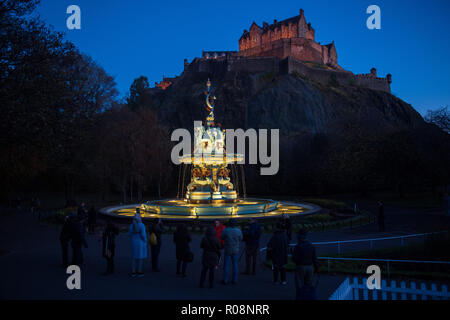 Zur sofortigen Veröffentlichung: Donnerstag, 1.. November 2018 NEUE BELEUCHTUNG HIGHLIGHTS ROSS FOUNTAIN BEI NACHT THE Ross Fountain in Stockfoto