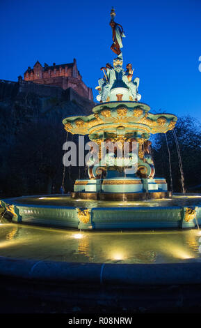 Zur sofortigen Veröffentlichung: Donnerstag, 1.. November 2018 NEUE BELEUCHTUNG HIGHLIGHTS ROSS FOUNTAIN BEI NACHT THE Ross Fountain in Stockfoto