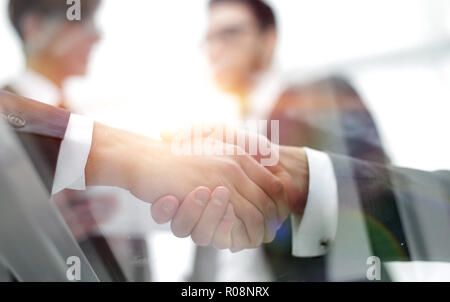 Zwei Geschäftsleute Handshaking, Glückwunsch zur Förderung. Close Up. Stockfoto