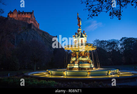 Zur sofortigen Veröffentlichung: Donnerstag, 1.. November 2018 NEUE BELEUCHTUNG HIGHLIGHTS ROSS FOUNTAIN BEI NACHT THE Ross Fountain in Stockfoto