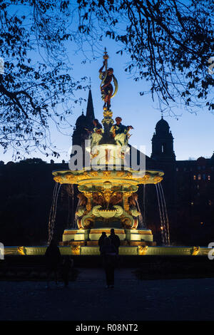 Zur sofortigen Veröffentlichung: Donnerstag, 1.. November 2018 NEUE BELEUCHTUNG HIGHLIGHTS ROSS FOUNTAIN BEI NACHT THE Ross Fountain in Stockfoto