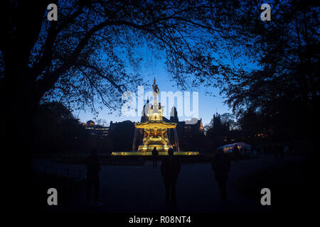 Zur sofortigen Veröffentlichung: Donnerstag, 1.. November 2018 NEUE BELEUCHTUNG HIGHLIGHTS ROSS FOUNTAIN BEI NACHT THE Ross Fountain in Stockfoto