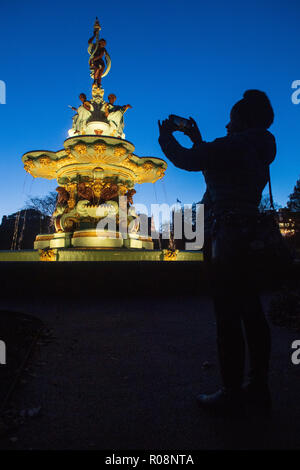 Zur sofortigen Veröffentlichung: Donnerstag, 1.. November 2018 NEUE BELEUCHTUNG HIGHLIGHTS ROSS FOUNTAIN BEI NACHT THE Ross Fountain in Stockfoto