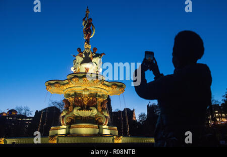 Zur sofortigen Veröffentlichung: Donnerstag, 1.. November 2018 NEUE BELEUCHTUNG HIGHLIGHTS ROSS FOUNTAIN BEI NACHT THE Ross Fountain in Stockfoto