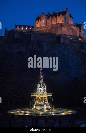 Zur sofortigen Veröffentlichung: Donnerstag, 1.. November 2018 NEUE BELEUCHTUNG HIGHLIGHTS ROSS FOUNTAIN BEI NACHT THE Ross Fountain in Stockfoto