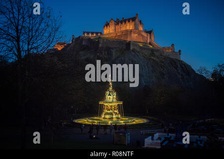 Zur sofortigen Veröffentlichung: Donnerstag, 1.. November 2018 NEUE BELEUCHTUNG HIGHLIGHTS ROSS FOUNTAIN BEI NACHT THE Ross Fountain in Stockfoto