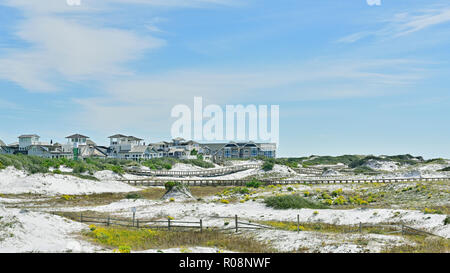 Florida coastal Sand Dünen Landschaft in Richtung Watersound eine lebendige Gemeinschaft im pfannenstiel oder Golfküste von Florida, USA. Stockfoto