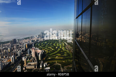 Die Shenzhen Golf Club von der Oberseite des Ping ein Turm in Shenzhen gesehen. Stockfoto