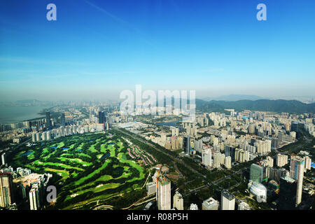 Die Shenzhen Golf Club von der Oberseite des Ping ein Turm in Shenzhen gesehen. Stockfoto