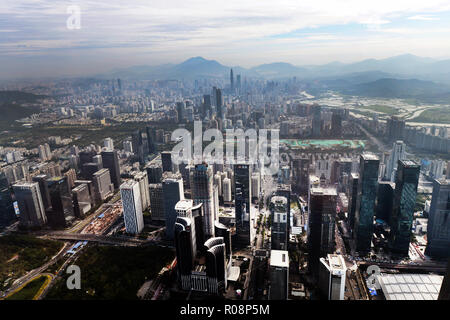 Luohu District von der Oberseite des Ping ein Turm in Shenzhen gesehen. Stockfoto
