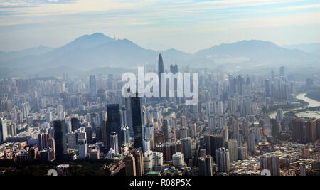 Luohu District von der Oberseite des Ping ein Turm in Shenzhen gesehen. Stockfoto