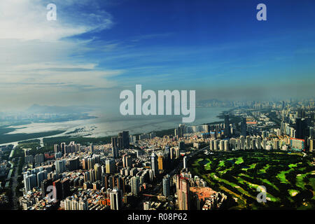 Shenzhen City Blick von der Spitze des Ping ein Turm in Futian. Stockfoto