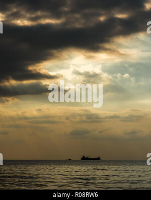 Ein Schiff auf dem Ozean unter einem romantischen Sommer sky Stockfoto